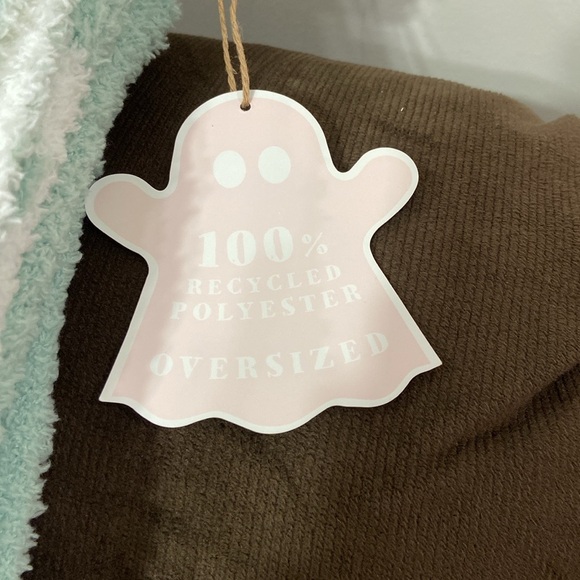 Cupcakes & Cashmere Oversized GHOST Print Throw - Picture 4 of 6